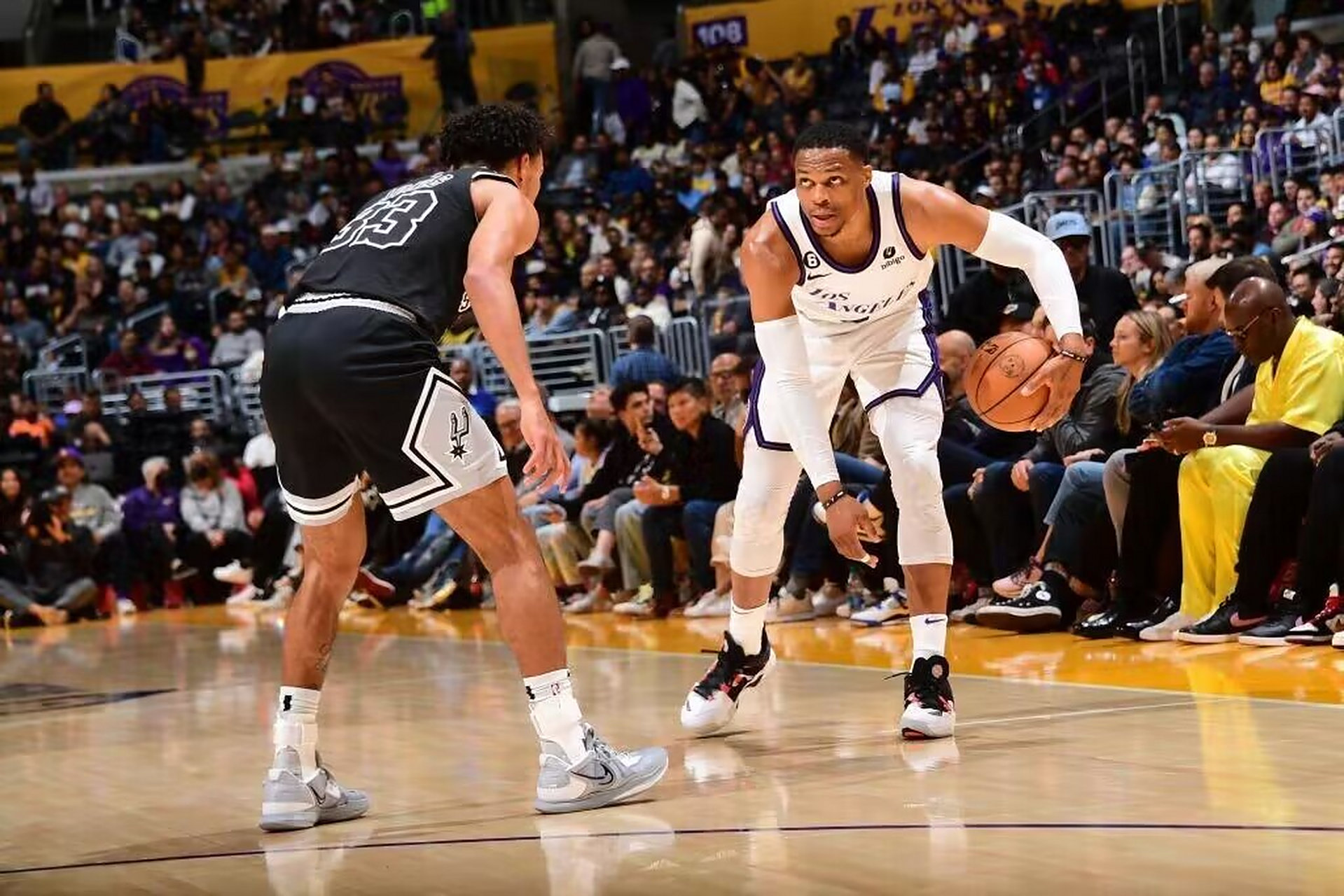 湖人击败马刺，展现强大实力