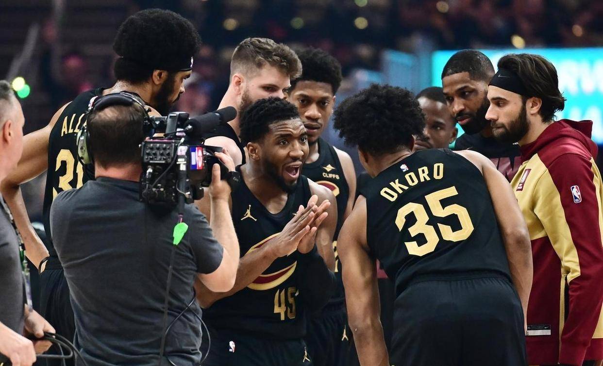 赛季最佳阵容出炉，詹姆斯入围